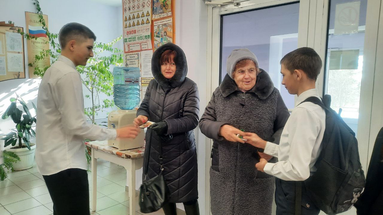 Сегодня, в преддверии 8 марта, наши активисты с радостью встретили прекрасную половину нашей школы..